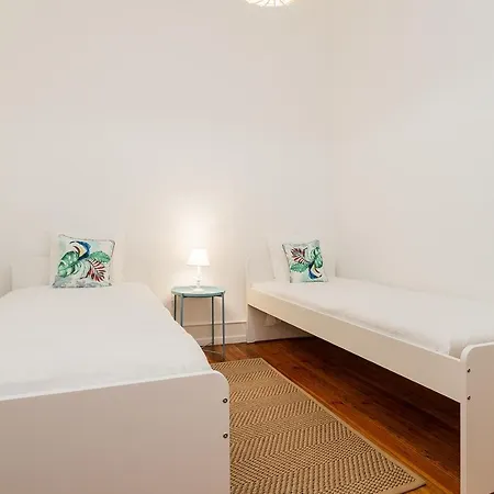 Stunning Bridge View From Open Plan Flat * Lissabon
