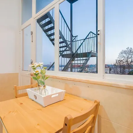 Stunning Bridge View From Open Plan Flat * 리스본